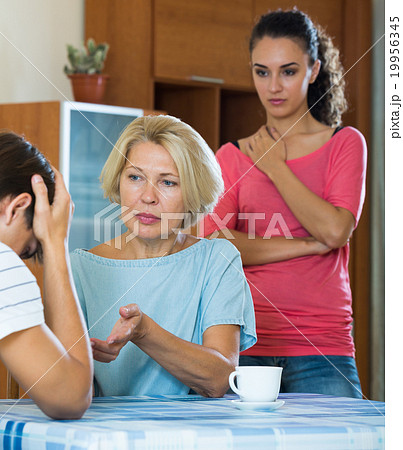 Bad domestic quarrel between family members at home 19956345