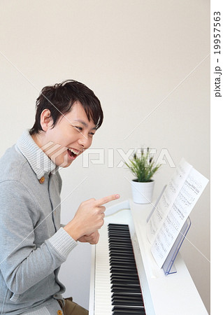 演奏 ピアノ 楽器 音楽 (男性 オルガン チェンバロ MIDI シンセサイザー 鍵盤 作曲) 演奏 ピアノ 楽器 音楽 (男性 オルガン チェンバロ MIDI シンセサイザー 鍵盤 作曲) 19957563