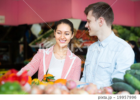 Young couple buying fruits in market 19957996