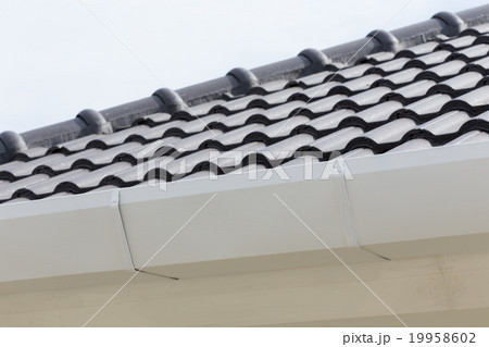 white gutter on the roof top of house 19958602