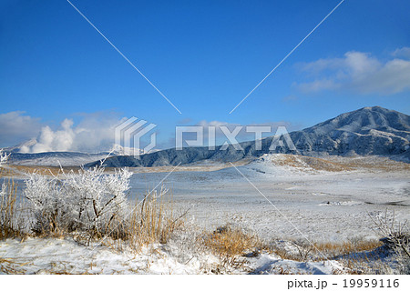 積雪の中岳と草千里 19959116