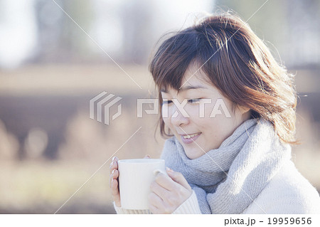 飲み物を飲む女性 19959656