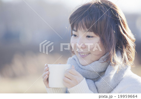 飲み物を飲む女性 飲み物を飲む女性 19959664