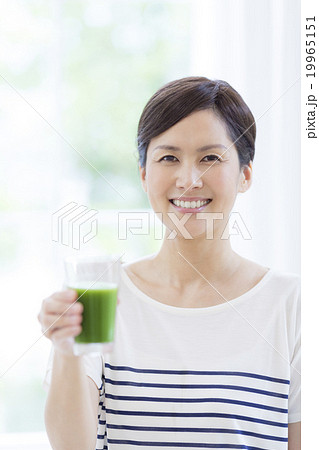 青汁を持つ40代の女性 19965151