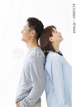 背中合わせ