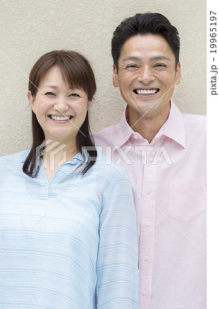 笑顔で寄り添う夫婦 笑顔で寄り添う夫婦 19965197