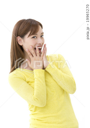 口元に手をあてる女性 19965270