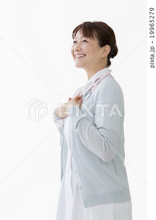 胸に手を当てる看護師の写真素材