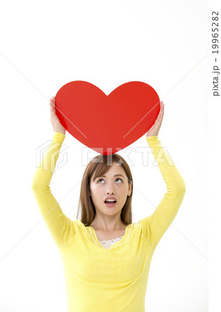 ハートを持つ女性 ハートを持つ女性 19965282
