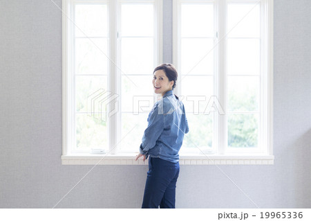 窓辺に立つ40代の日本人女性 19965336