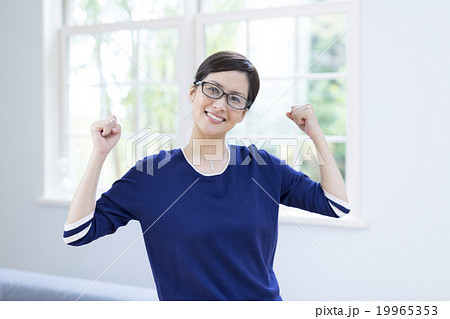 ガッツポーズをする40代の女性 19965353
