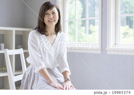 椅子に座る40代の女性 19965374