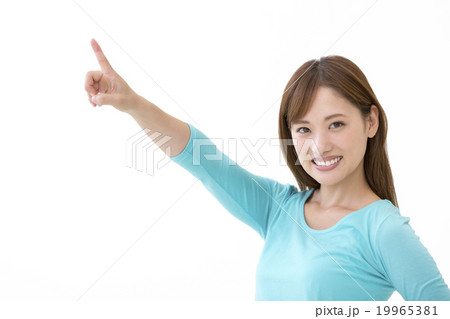 指さす女性 19965381