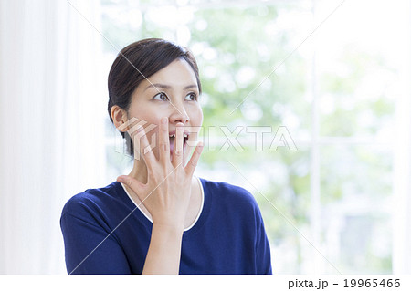 口に手をあてる日本人女性の写真素材