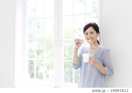歯磨きをする40代の女性 歯磨きをする40代の女性 19965622