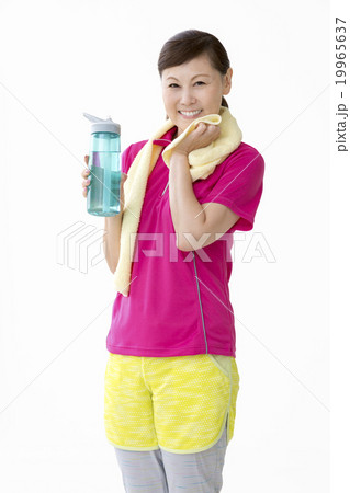 タンブラーを持つ40代の女性 19965637