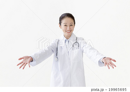 両手を広げる女医の写真素材