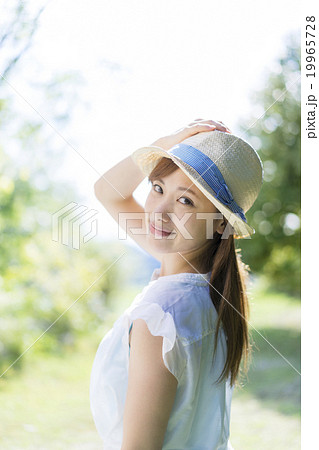 帽子をかぶった女性の写真素材