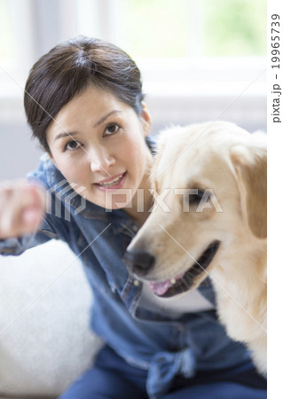 40代の日本人女性と犬 19965739