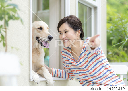 窓から顔を出す犬と日本人女性 19965819