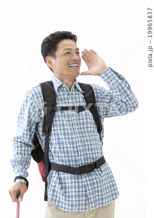 トレッキングをする男性 19965837