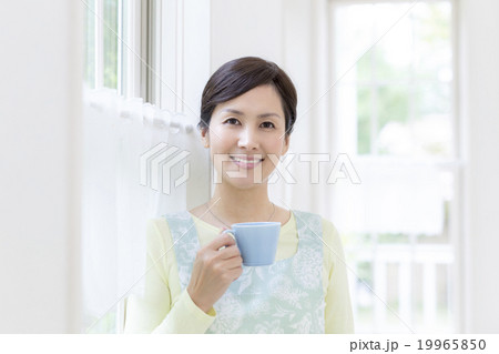 コーヒーカップを持つ40代の女性 19965850