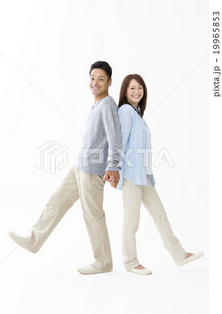 片足を上げる夫婦 19965853