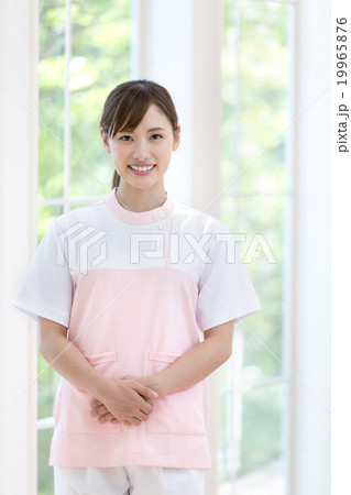 微笑む女性 19965876