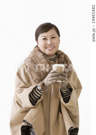 コートを着た40代の女性 19965882