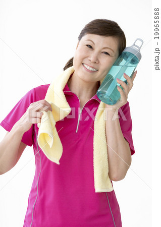タンブラーを持つ40代の女性 19965888