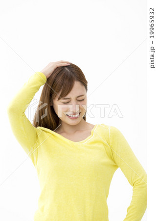 頭に手をあてる女性 頭に手をあてる女性 19965932
