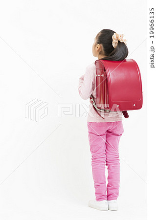 ランドセルを背負った女の子 後ろ姿 小学生の女の子 全身 女の子 ランドセル 小学生の写真素材