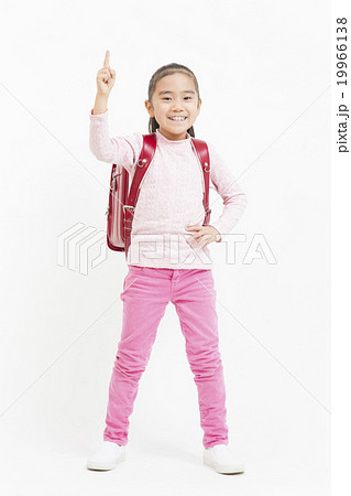 ランドセルを背負った女の子 一番ポーズ 小学生の女の子 全身 女の子 ランドセル 小学生の写真素材