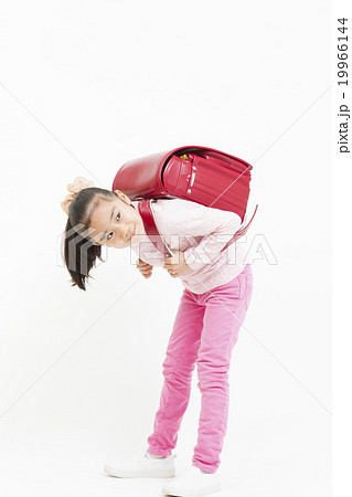 ランドセルを背負った女の子 背負う 小学生の女の子 全身 女の子 ランドセル 小学生の写真素材