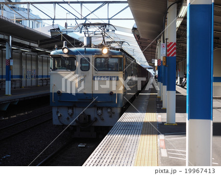 南越谷駅を通過する貨物列車 19967413