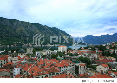 building red rooftops European town on the coast 19968048