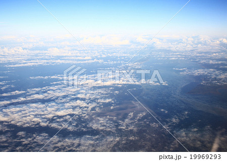 view from the bird's-eye view of the airplane window at the horizon and clouds 19969293