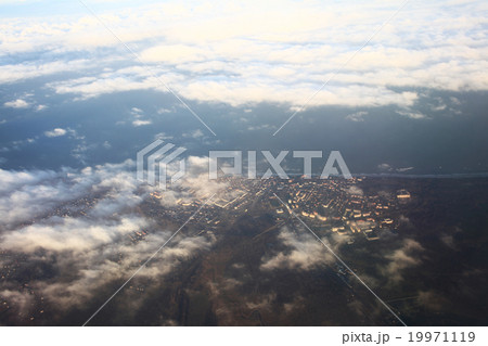 view from the bird's-eye view of the airplane window at the horizon and clouds 19971119