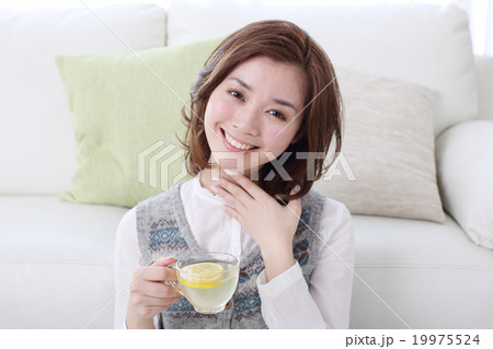 ホットレモネードを飲む女の子 19975524