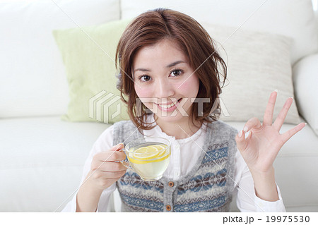 ホットレモネードを飲む女の子 ホットレモネードを飲む女の子 19975530