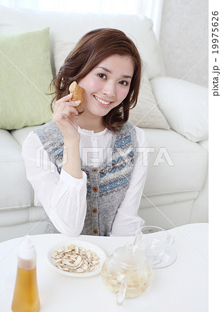 生姜湯を飲む若い女性 生姜湯を飲む若い女性 19975626