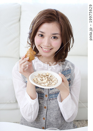 生姜湯を飲む若い女性 19975629