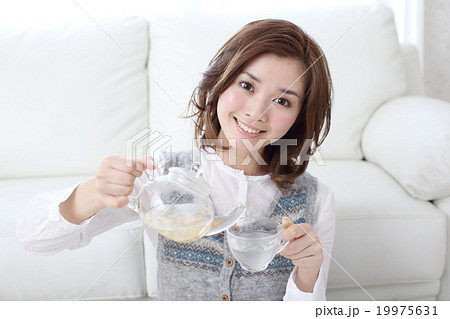 生姜湯を飲む若い女性 19975631