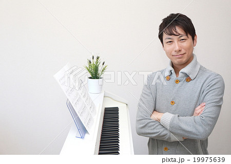 演奏 ピアノ 楽器 音楽 (男性 オルガン チェンバロ MIDI シンセサイザー 鍵盤 作曲) 演奏 ピアノ 楽器 音楽 (男性 オルガン チェンバロ MIDI シンセサイザー 鍵盤 作曲) 19975639