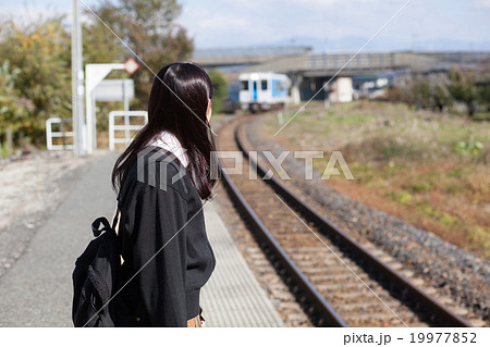 電車通学をする女子高生 19977852