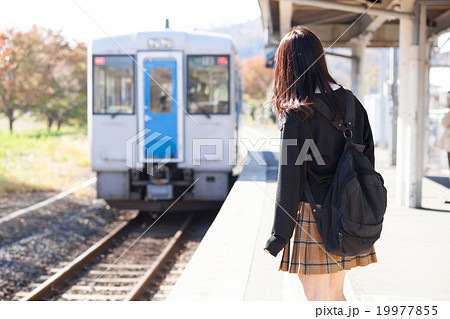 電車通学をする女子高生 電車通学をする女子高生 19977855