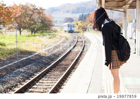 電車通学をする女子高生 19977859
