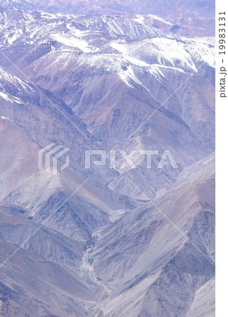 南米チリ、アンデス山脈の険しい山並みと深く入り組んだ渓谷を上空から望む 19983131