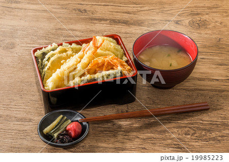 よくある天重セット Japanese foods of tempura and the rice 19985223