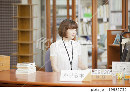 図書館で働く女性 図書館で働く女性 19985732